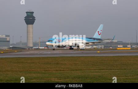 TUI Airways, Boeing 757-2GS, G-OOBP taxy per prendere il via all'Aeroporto di Manchester Foto Stock