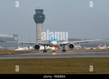 TUI Airways, Boeing 757-2GS, G-OOBP taxy per prendere il via all'Aeroporto di Manchester Foto Stock