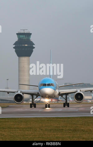 TUI Airways, Boeing 757-2GS, G-OOBP taxy per prendere il via all'Aeroporto di Manchester Foto Stock