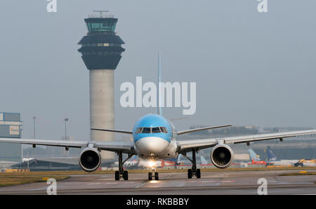TUI Airways, Boeing 757-2GS, G-OOBP taxy per prendere il via all'Aeroporto di Manchester Foto Stock