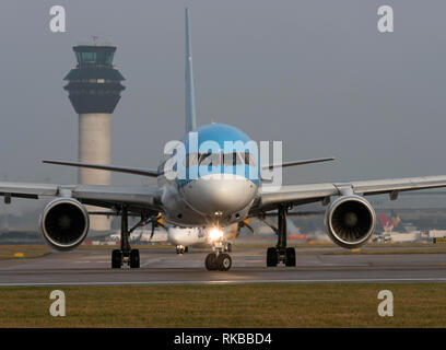 TUI Airways, Boeing 757-2GS, G-OOBP taxy per prendere il via all'Aeroporto di Manchester Foto Stock