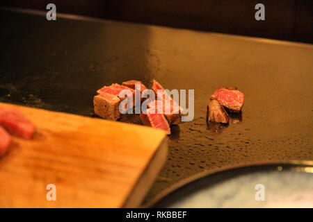 Il filetto di manzo di Kobe, preparati a un originale ristorante Yakiniku a Kobe, Giappone Foto Stock