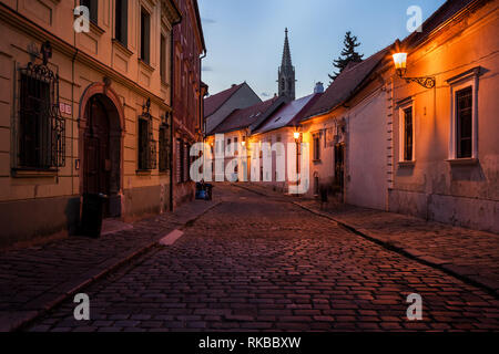 Città di Bratislava in Slovacchia, ciottoli Kapitulska street di notte nella Città Vecchia Foto Stock