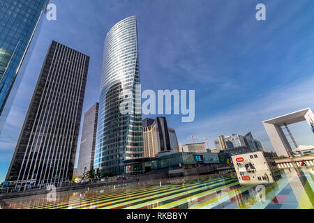 Una piscina multicolore a la Defense a Parigi, con la Torre EDF e l'Arche de la Défense in lontananza, Parigi, Francia Foto Stock