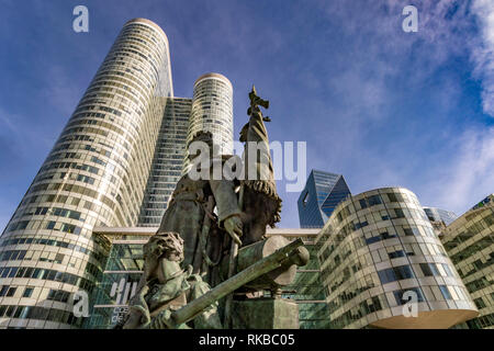 Coeur Défense è un ufficio grattacielo a La Défense, il grattacielo di quartiere degli affari a ovest di Parigi è un edificio con più spazio sul pavimento in Europa Foto Stock