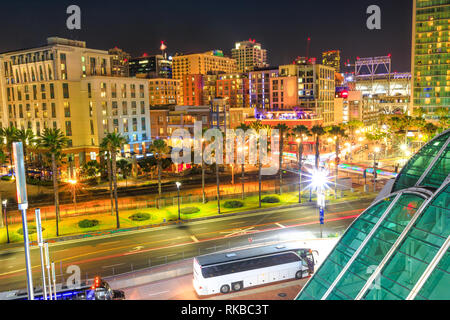 Vista aerea di San Diego skyline del centro e del porto in auto dal centro congressi. Notte scena urbana. San Diego Gaslamp Quarter, California, Stati Uniti d'America. Foto Stock