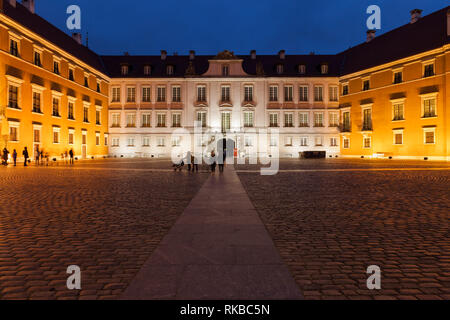 Royal Castle illuminata di notte nella città di Varsavia in Polonia, vista dal cortile interno, il museo e la ex residenza dei sovrani polacchi. Foto Stock