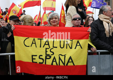 I dimostranti sono visti tenendo bandiere durante la manifestazione denominata dal PP e Ciudadanos che si è tenuto presso il Plaza de Colón di Madrid, dove più di 20.000 persone hanno partecipato. Foto Stock