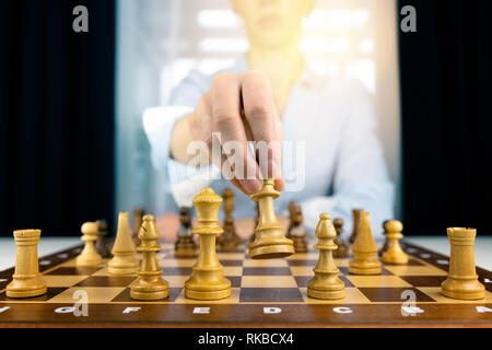Mano di imprenditrici scacchi mobile figura in concorrenza successo giocare. strategia, gestione o il concetto di leadership Foto Stock