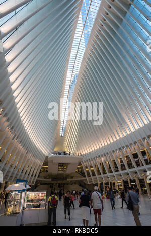 La città di New York, Stati Uniti d'America - 27 Luglio 2018: Interno del World Trade Center station (percorso), un nuovo mozzo di transito in Lower Manhattan chiamato l'occhio, design Foto Stock