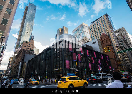 La città di New York, Stati Uniti d'America - 27 Luglio 2018: facciata di Fulton Center, centro di transito e complesso retail, con le persone intorno e traffico in Broadway, Manhattan Foto Stock