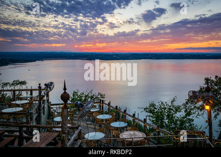 Dalla posizione di oasi affacciata sul lago travis al tramonto. Foto Stock