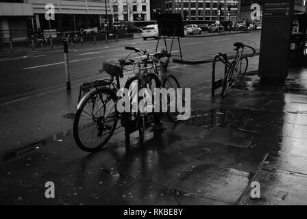 Whitechapel, Londra biciclette sotto la pioggia Foto Stock