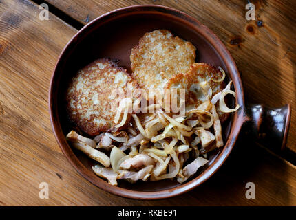 Frittelle di patate con pancetta e cipolle Foto Stock