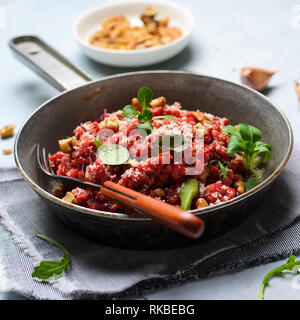 La barbabietola rossa Risotto con parmigiano, cucina italiana, Pasto vegetariano Foto Stock