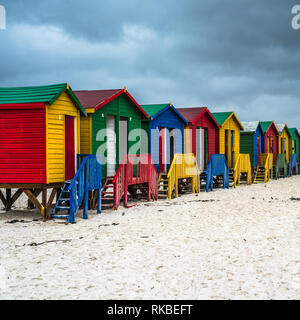 Spiaggia di colorate case in Muizenberg, Sud Africa Foto Stock