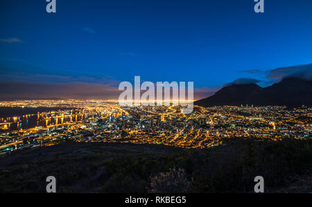 Cape Town, Sud Africa durante la notte, vista dalla collina di segnale Foto Stock