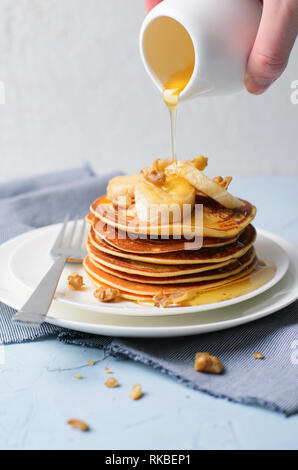 Pila di Pancake fatti in casa con banana, noci e miele, senza Glutine di crusca di avena Pancakes e sana prima colazione Foto Stock