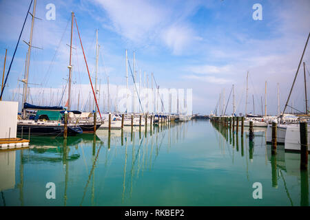 Rimini, Italia - 2.02.2018: Privat yacht e barche nel porto di Rimini, Italia Foto Stock