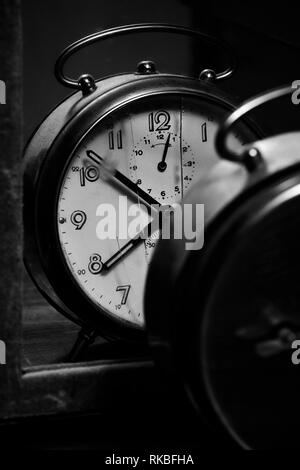 Sveglia come simbolo del tempo che passa Foto stock - Alamy