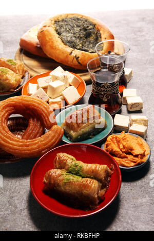 Medio orientale o piatti arabi e un assortimento di meze, concreto sfondo rustico. sambusak. Dolce turco Baklava con pistacchio. Cibo Halal. Libanesi Foto Stock