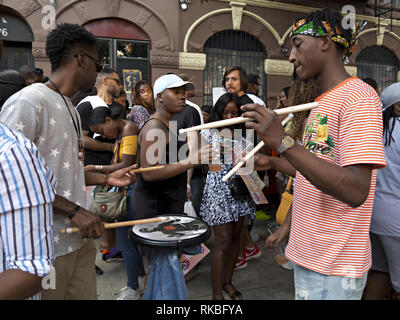 Il batterista a Spike Lee 9 blocco annuale Pary in Bedford Stuyvesant sezione di Brooklyn, NY, Aug.26, 2017. Foto Stock