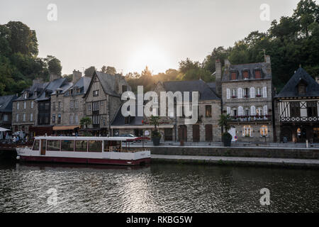 Il pittoresco porto di Dinan vista fiume al tramonto. Foto Stock