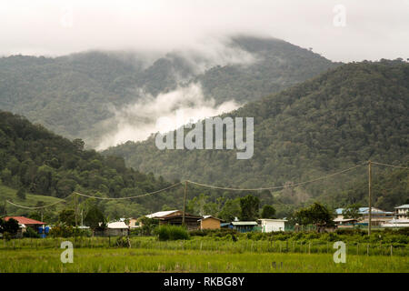 L'insediamento del Barrio nel Borneo highlands. Circondato da montagne coperte di nebbia. Brio, Borneo Malese. Foto Stock