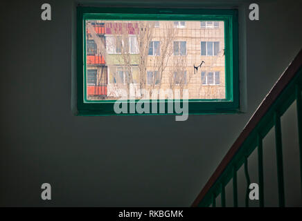 Scala - uscita di emergenza in hotel, close-up scale, scale interne, scale interne hotel, scala in casa moderna, scala in modernamente Foto Stock