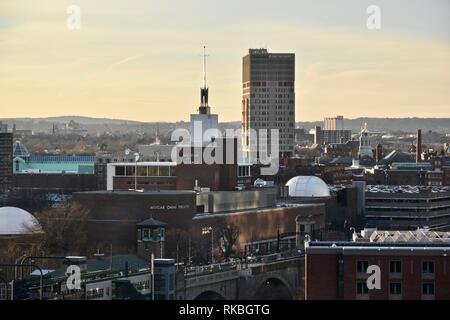 La skyline di Boston come visto da un privato residenziale ponte di osservazione sulla cima di un grattacielo di Boston adiacente la Stazione Nord/TD Garden, Massachusetts, USA Foto Stock