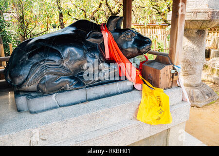 Kyoto, Giappone - 28 Settembre 2018 : Bull statua a Kitano Tenmangu Santuario Foto Stock