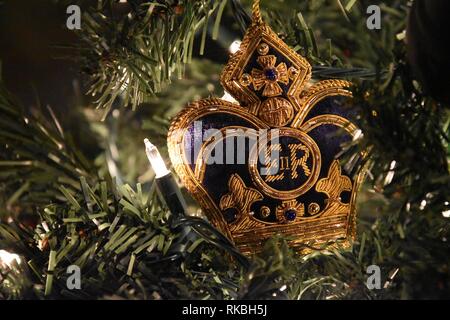 Royal Natale decorazioni della Regina Elisabetta a Buckingham Palace a Londra in Inghilterra ad adornare un albero di Natale Foto Stock