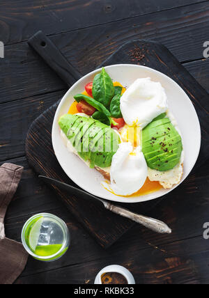 Sana Colazione Toast Uovo affogato di Avocado e formaggio e su sfondo bianco vista superiore Foto Stock