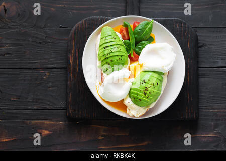 Sana Colazione Toast Uovo affogato di Avocado e formaggio e su sfondo bianco vista superiore Foto Stock