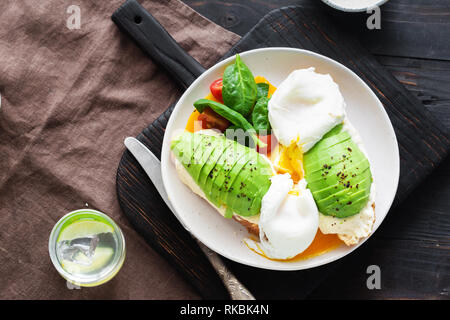 Sana Colazione Toast Uovo affogato di Avocado e formaggio e su sfondo bianco vista superiore Foto Stock