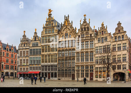 Paesaggio con tradizionale gotico guildhouses medievale sul Grote Markt square, grande piazza del Mercato nel centro storico di Antwerp, Belgio Foto Stock