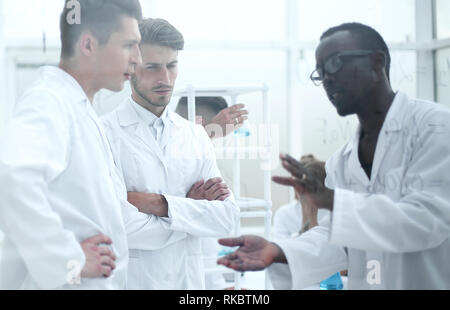 Un gruppo di scienziati in laboratorio alimenti con campioni in capsule di petri Foto Stock