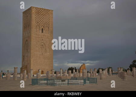 Minareto e la torre incompleta della moschea Hassan. Rabat. Il Marocco. Foto Stock