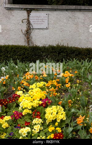 AJAXNETPHOTO. LOUVECIENNES,Francia. - Placca su una parete nel villaggio segna il luogo dove INGLESE FRANCESE pittore impressionista Alfred Sisley 1839-1899 vissuto tra il 1870 e il 1874. Foto:JONATHAN EASTLAND/AJAX REF:R60904 282 Foto Stock