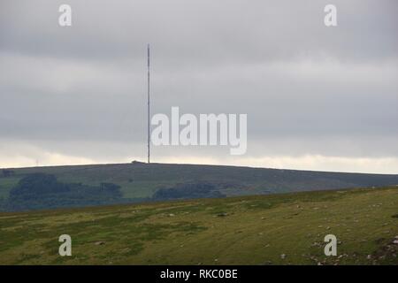 Nord Hessary Tor stazione trasmittente. Wistmans legno, Parco Nazionale di Dartmoor, due ponti. Devon, Regno Unito. Foto Stock