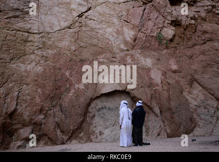 Bedouin pregano gli uomini ad una palestra di roccia sito nella penisola del Sinai montagne vicino a Dahab, Egitto, 23 gennaio, 2019. (Foto/Hasan Jamali) Foto Stock