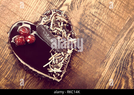 Torta dolce a forma di cuore con le parole felice il giorno di San Valentino e di spazio vuoto per il testo Foto Stock