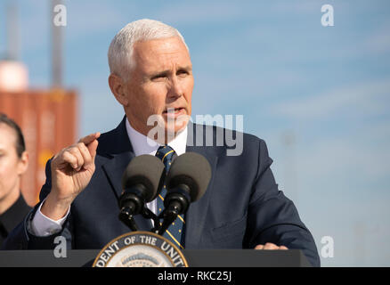 Stati Uniti Vice Presidente Mike Pence risolve i funzionari e gli agenti delle dogane e della protezione delle frontiere servizio durante una visita al Dundalk Marine terminal al porto di Baltimore Febbraio 8, 2019 a Baltimora, Maryland. Foto Stock