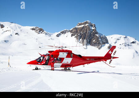 FLUMSERBERG - MARZO 25: i piloti non identificato della swiss servizio di emergenza Rega esecuzione di esercizio nella zona sciistica Flumserberg, Switzerla Foto Stock