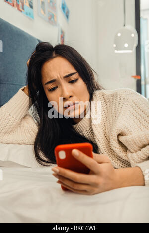 Dai capelli scuri sentimento donna terribile dopo la rottura con il fidanzato Foto Stock