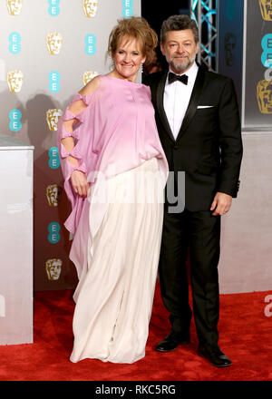 Lorraine Ashbourne e Andy Serkis frequentando la 72a British Academy Film Awards tenutosi presso la Royal Albert Hall, Kensington Gore, Kensington, Londra. Foto Stock