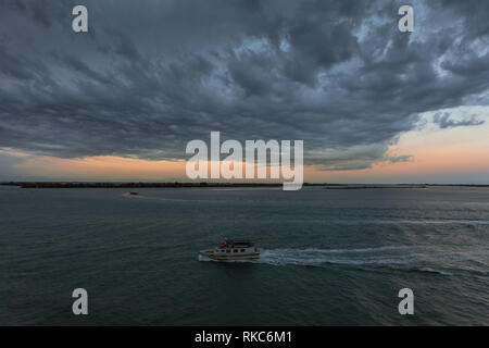 Vista serale dell'isola di Sant'Erasmo nella laguna di Venezia durante un temporale Foto Stock