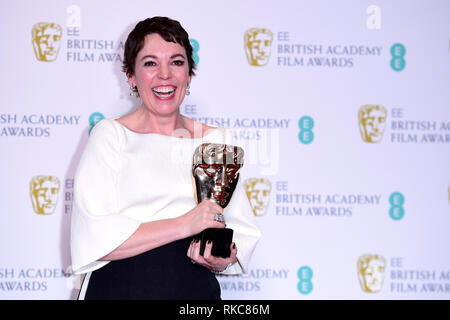 Olivia Colman con la sua migliore attrice in un ruolo di leader di BAFTA per il preferito nella sala stampa presso la 72a British Academy Film Awards tenutosi presso la Royal Albert Hall, Kensington Gore, Kensington, Londra. Foto Stock