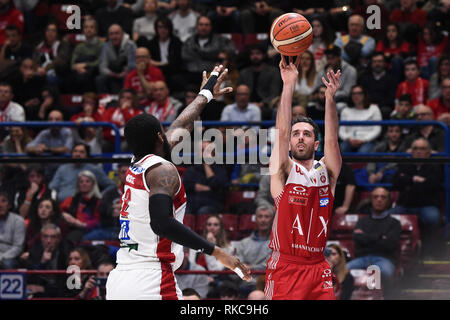 Foto di Claudio Grassi - LaPresse 10 febbraio 2019 Assago, Milano (Italia) Sport Basket Serie A CESTELLO Postemobile 2018-2019 AX Armani Exchange Olimpia Milano - VL Pesaro Nella foto: Amedeo Della Valle (#00 AX Armani Exchange Milano) al tiro Foto Stock