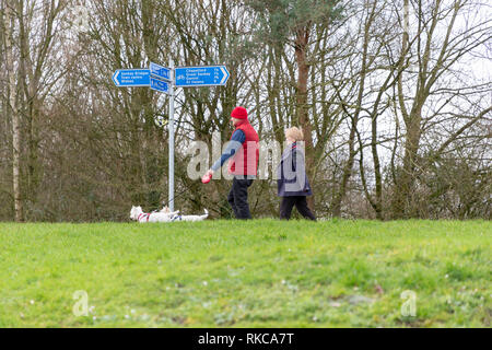 Domenica 10 Febbraio 2019 - un fresco e soleggiato per iniziare la giornata portato fuori escursionisti, ciclisti, cane escursionisti e famiglie lungo il sentiero lungo il lato del Sankey Canal in Sankey Valley Park, Warrington, Cheshire, Inghilterra Foto Stock